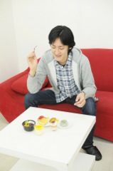 甘いものが好きな男性のイメージ